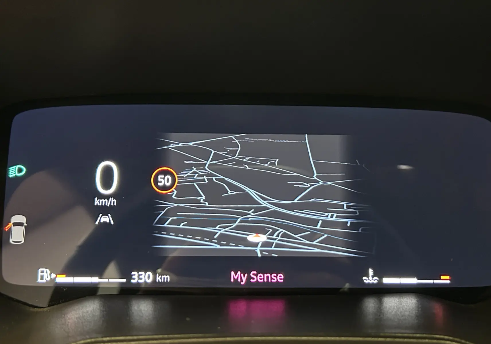 Tableau de bord numérique de Renault Clio V gris schiste, affichant la navigation GPS et la vitesse à 0 km/h.