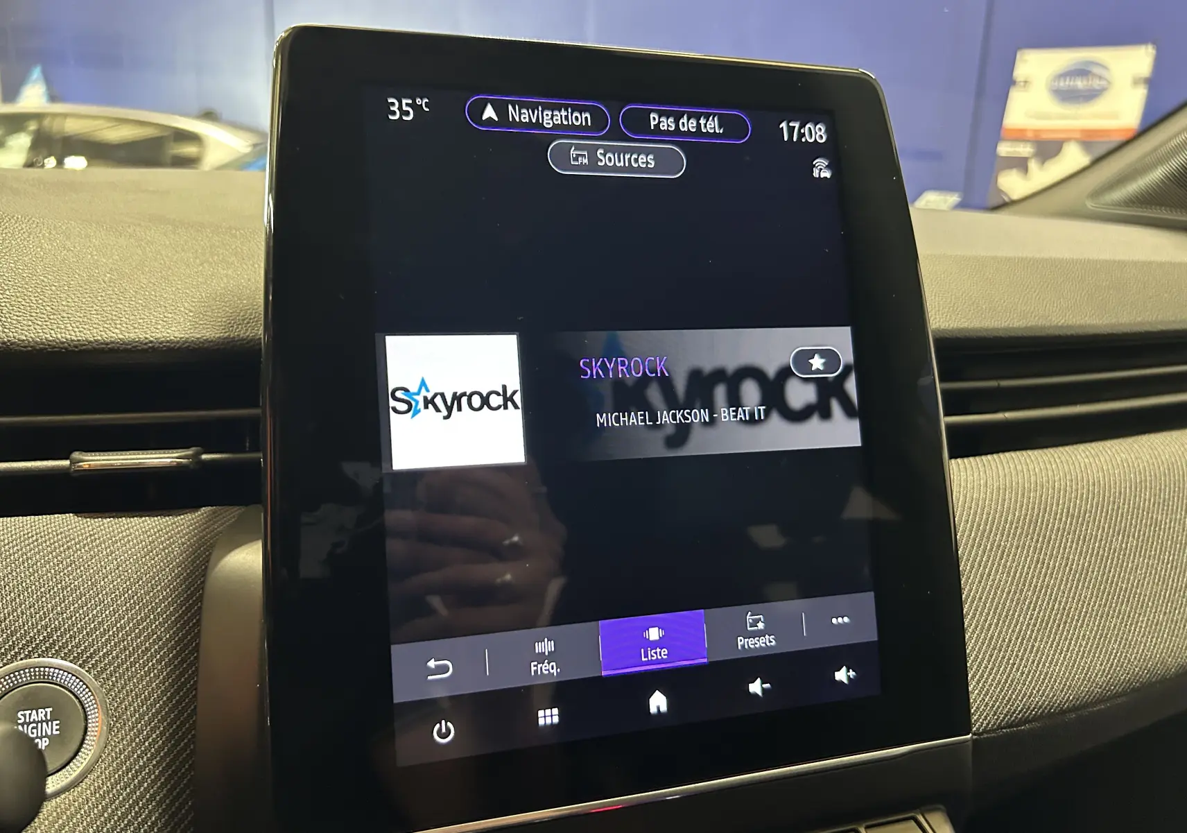 Écran tactile central de la Renault Clio V gris schiste affichant la radio Skyrock et la chanson Beat It.