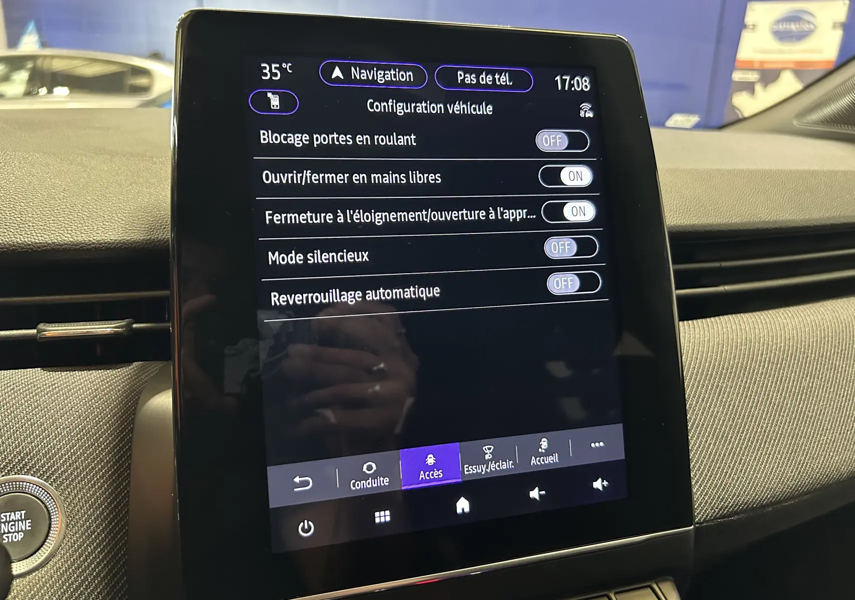 Écran tactile central de la Renault Clio V gris schiste affichant les réglages de configuration véhicule en intérieur.
