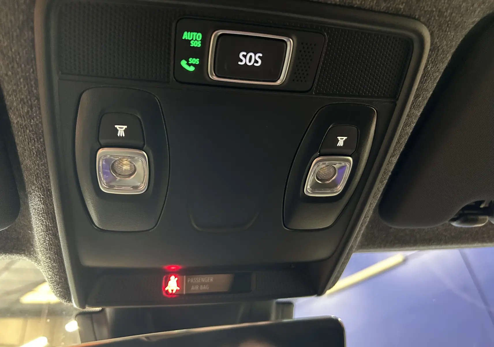 Vue intérieure en gros plan du plafonnier noir avec boutons de lumière et alerte SOS de la Renault Clio V gris schiste.