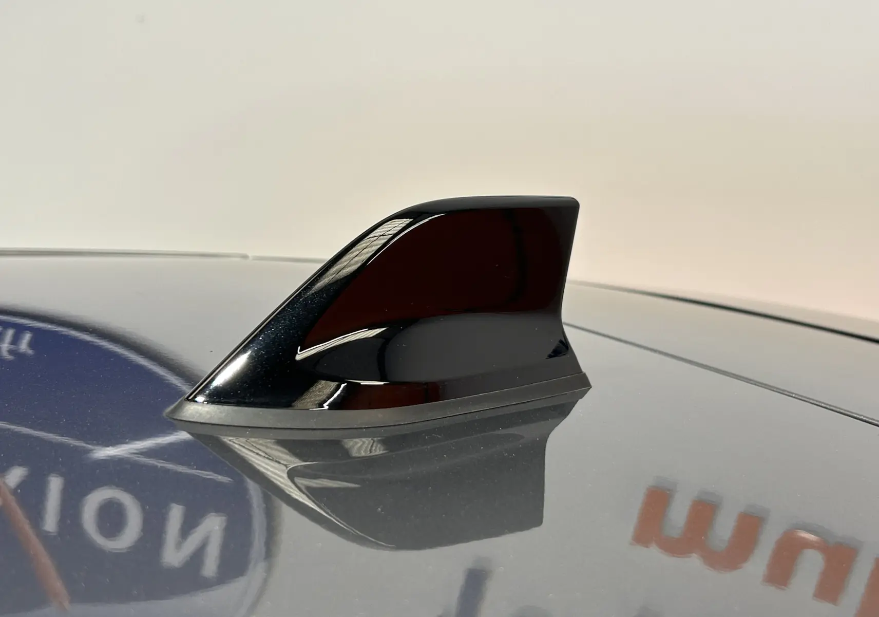Gros plan sur l’antenne requin noire posée sur le toit gris schiste d’une Renault Clio V 2025.