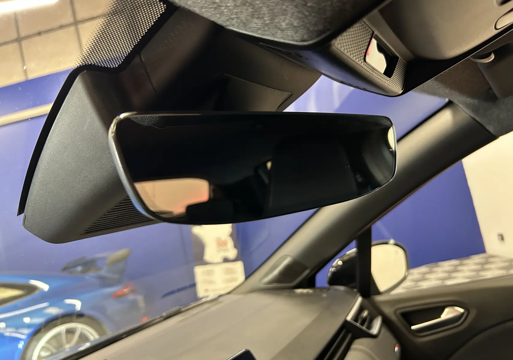Rétroviseur intérieur noir de Renault Clio V TCe 90 Esprit Alpine, vue rapprochée côté conducteur.
