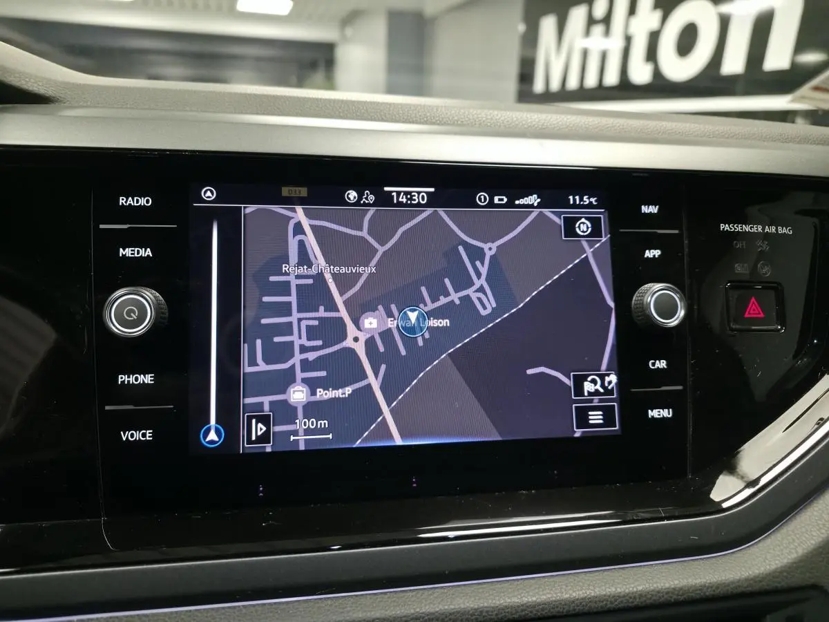 Écran tactile 8 pouces du système de navigation du Volkswagen Taigo R-Line 2021, affichage carte GPS.