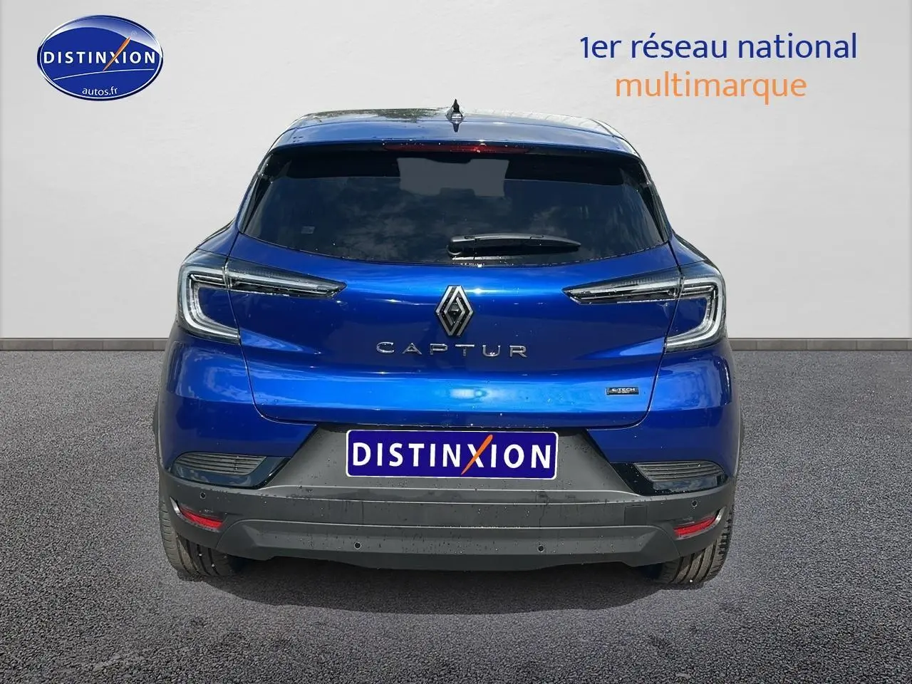 Vue arrière d'un Renault Captur 2025 bleu iron avec feux LED et logo distinctif au centre du hayon.