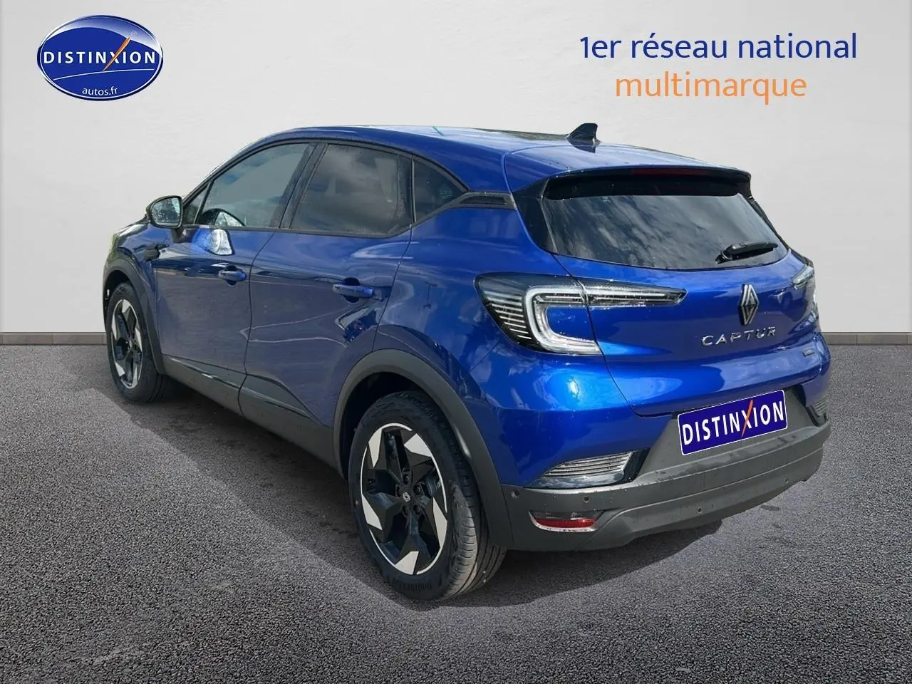 Vue 3/4 arrière droite du Renault Captur 1.6 e-tech hybride bleu iron avec jantes alu et feux LED distinctifs.