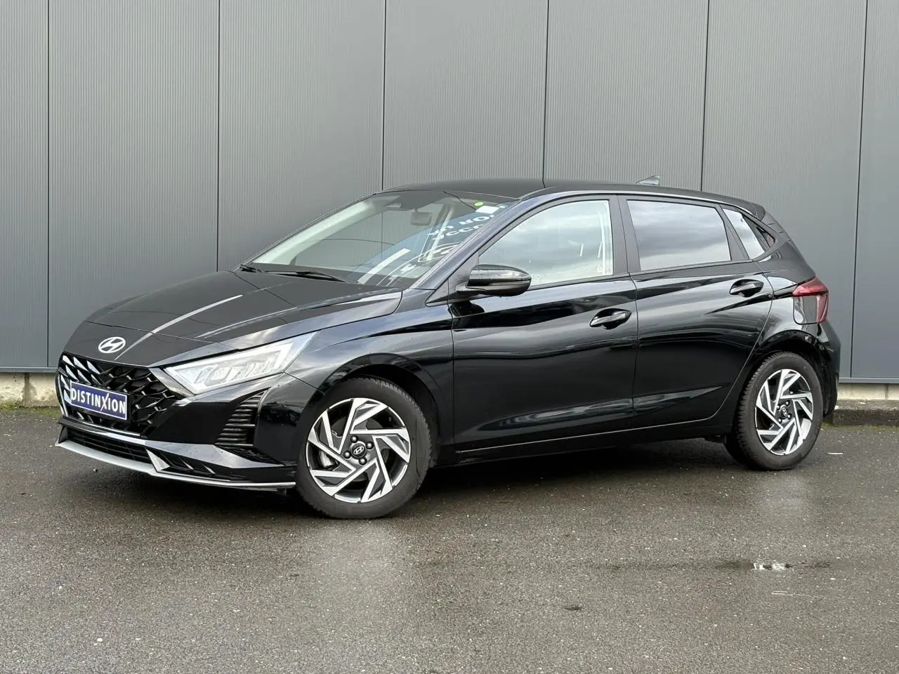 Hyundai i20 2025 noir Phantom Metal vue 3/4 avant droit avec jantes alliage diamantées et calandre distinctive.