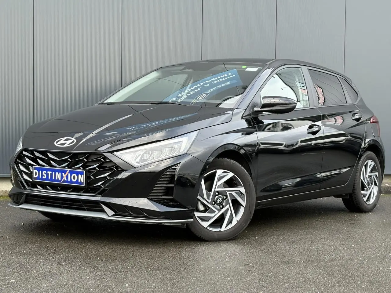 Hyundai i20 2025 noir Phantom Metal vue 3/4 avant avec jantes alliage diamantées et calandre marquée.