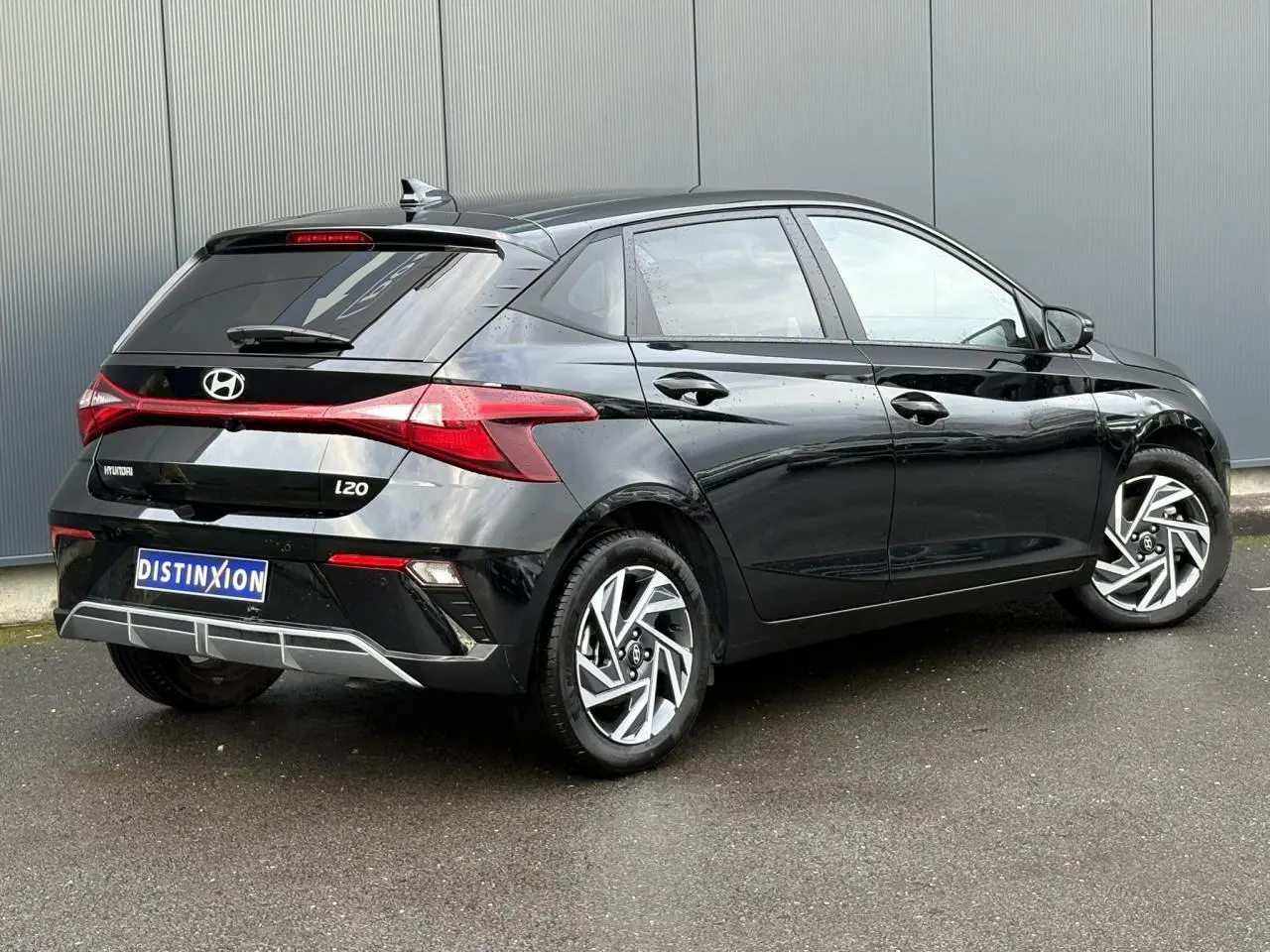 Vue 3/4 arrière droite d'une Hyundai i20 2025 noir Phantom Metal avec jantes alliage diamantées et feux LED distinctifs.