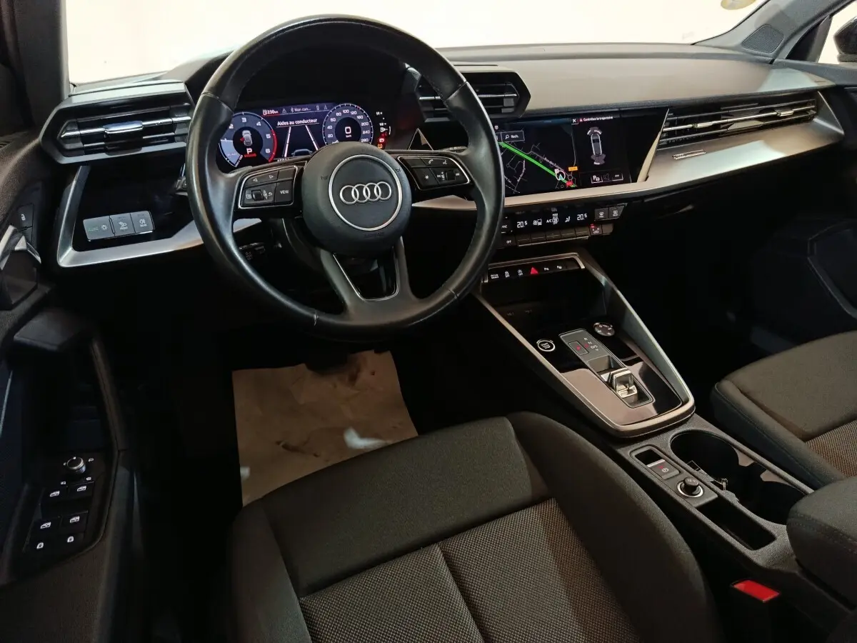 Vue intérieure côté conducteur de l'Audi A3 35 TDI 2023 avec tableau de bord numérique et écran tactile central.