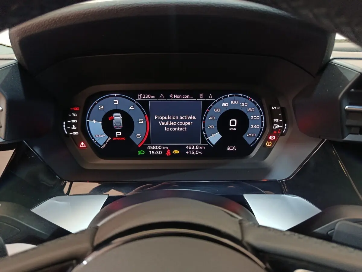 Vue rapprochée du tableau de bord numérique de l'Audi A3 35 TDI 150 S tronic Business Line affichant la vitesse et alertes.