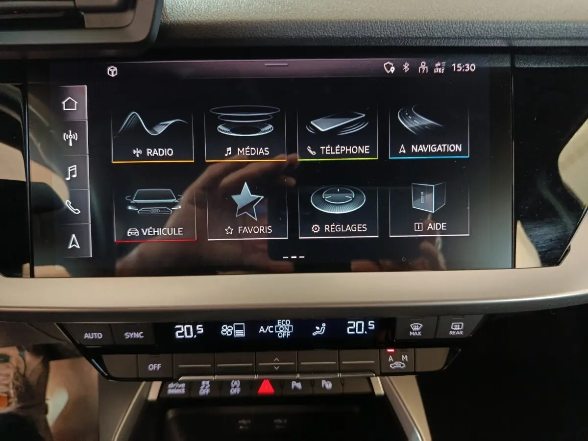 Écran tactile central de l'Audi A3 35 TDI 150 S tronic Business Line 2023, interface multimédia affichée.