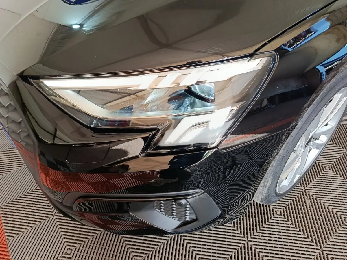 Gros plan sur le phare avant droit noir brillant de l’Audi A3 35 TDI 150 S tronic Business Line 2023.