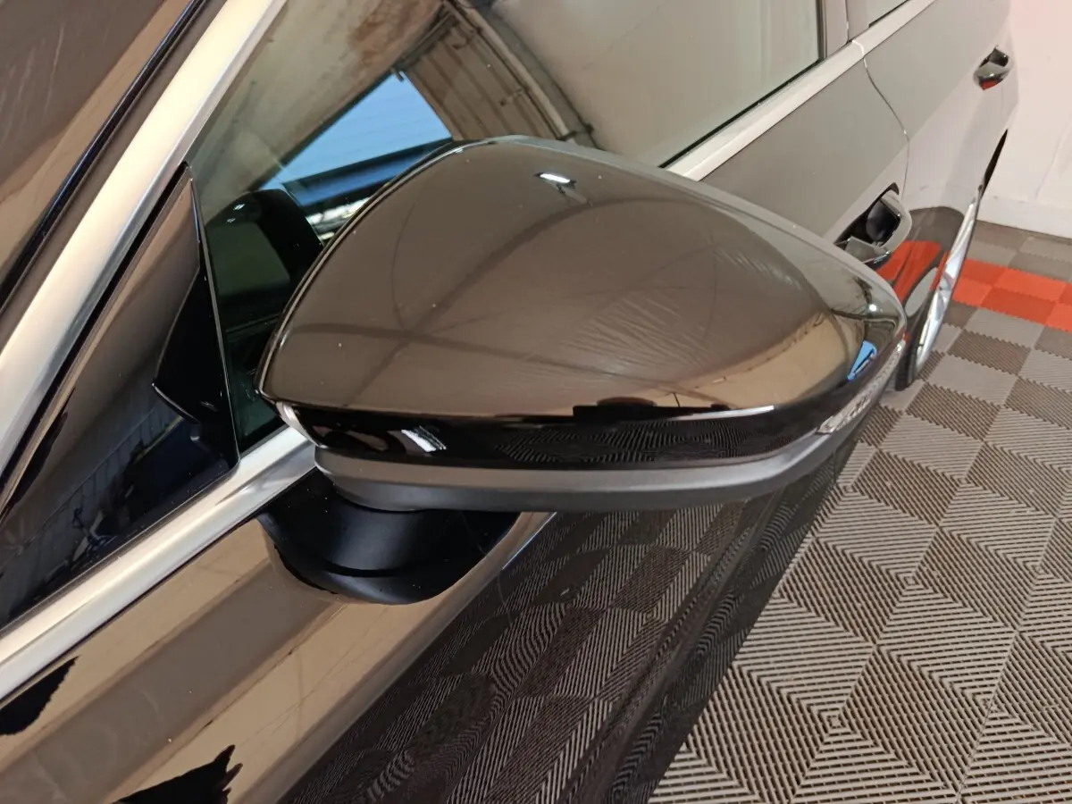 Rétroviseur côté gauche noir brillant de l'Audi A3 35 TDI 150 S tronic Business Line 2023, vue rapprochée.