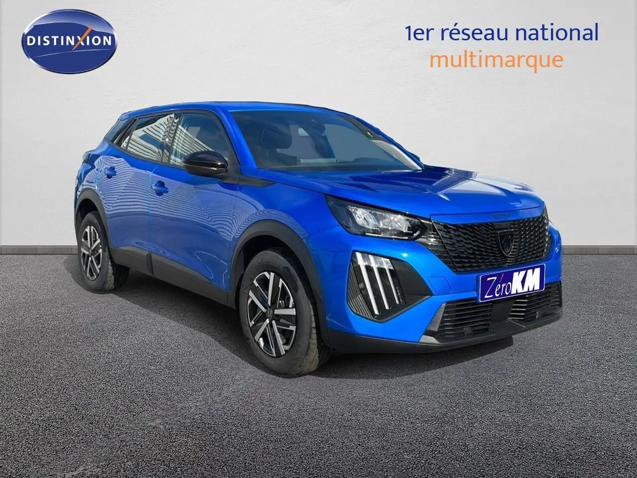 Peugeot 2008 bleu Vertigo métal en 3/4 avant droit, avec calandre noire et feux LED verticaux distinctifs.