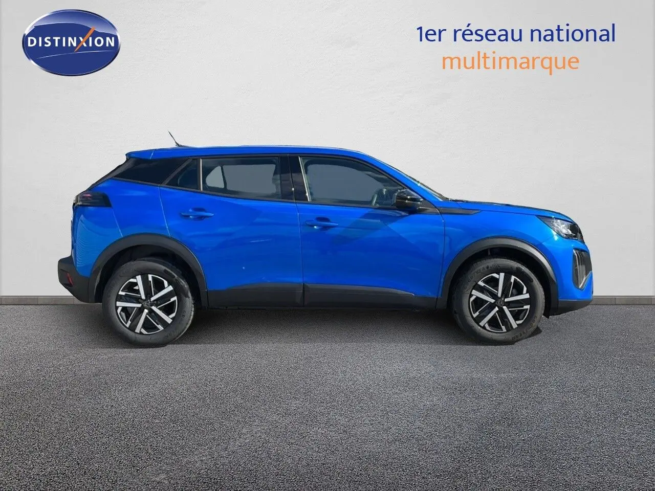 Profil droit d'un Peugeot 2008 2024 bleu Vertigo métallisé avec jantes noires et vitres arrière surteintées.