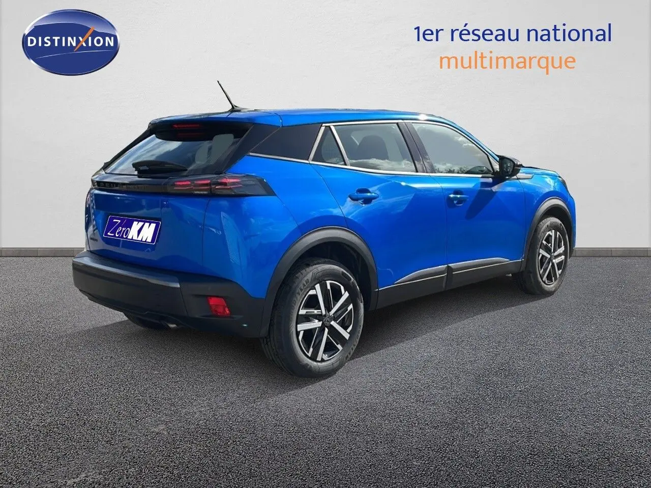 Vue 3/4 arrière droite du Peugeot 2008 bleu Vertigo Metal avec jantes alliage et vitres surteintées.