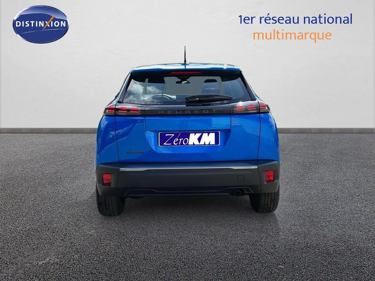 Vue arrière d'un Peugeot 2008 bleu Vertigo Metal 2024 avec feux LED et logo Peugeot visible.