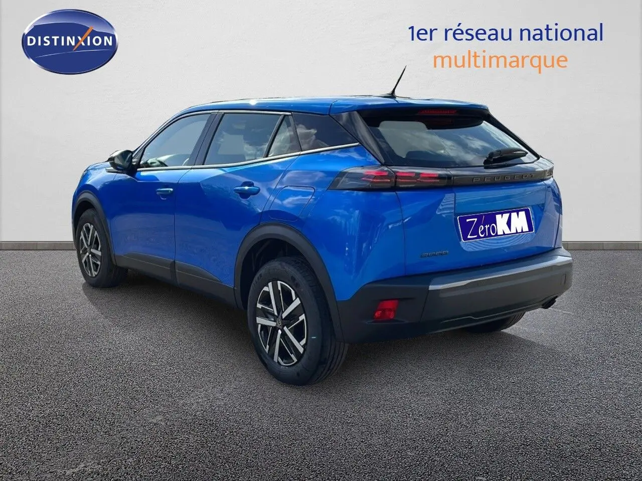 Vue 3/4 arrière droite d'un Peugeot 2008 bleu Vertigo Metal avec jantes alliage et vitres arrière surteintées.