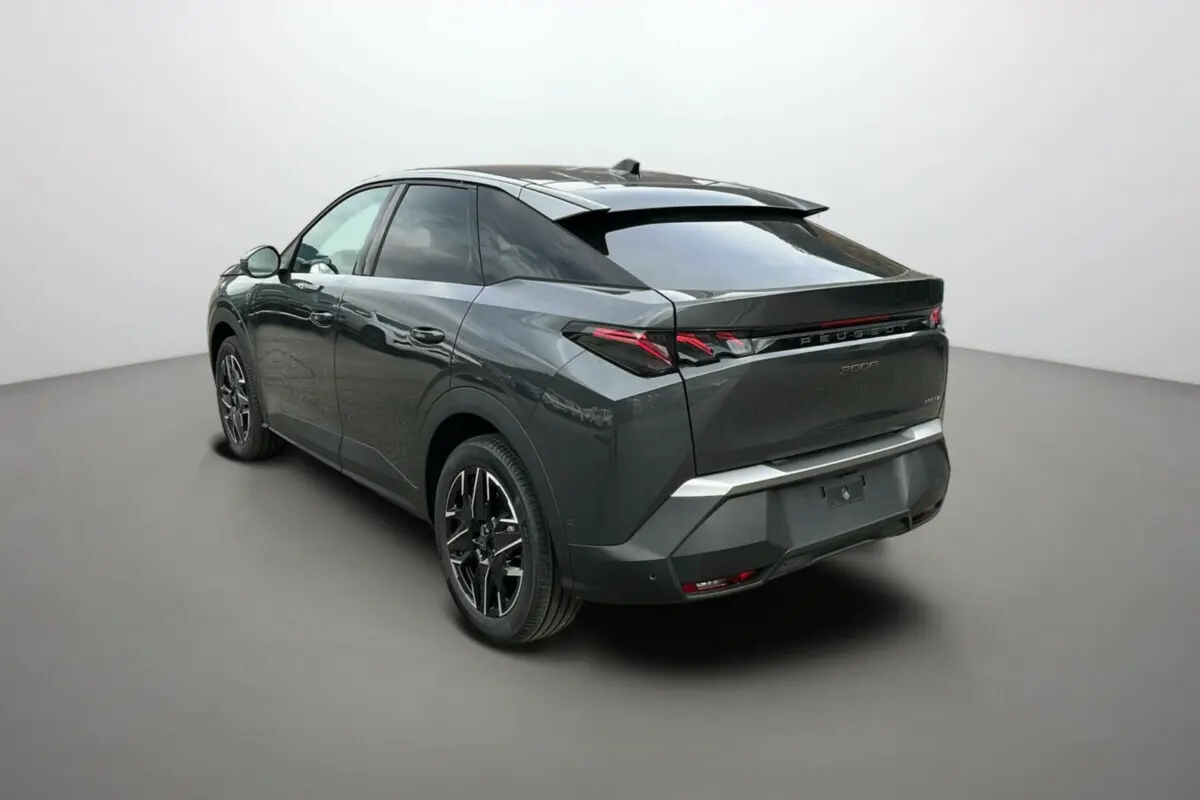 Peugeot 3008 Hybrid 145 GT Alcantara gris titane vue 3/4 arrière côté gauche avec toit noir et jantes alu 19 pouces.