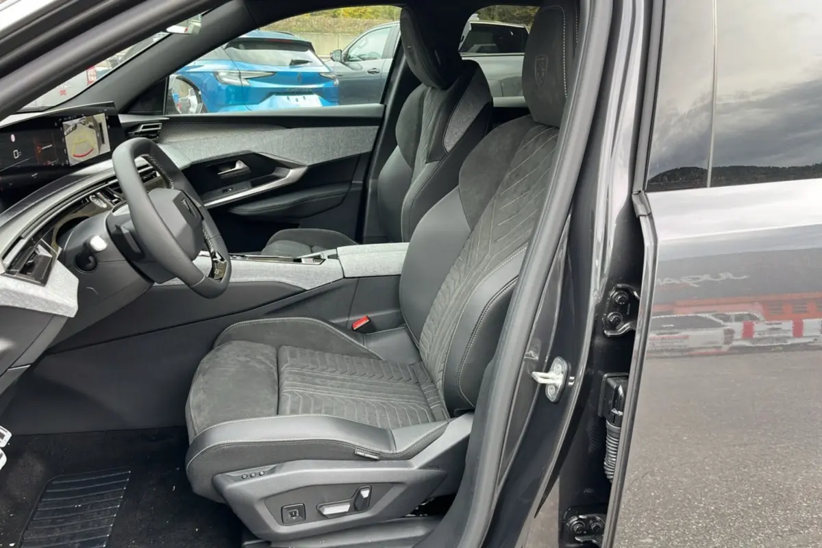 Intérieur avant du Peugeot 3008 Hybrid gris titane, sièges alcantara et cuir avec détails électriques visibles côté gauche.