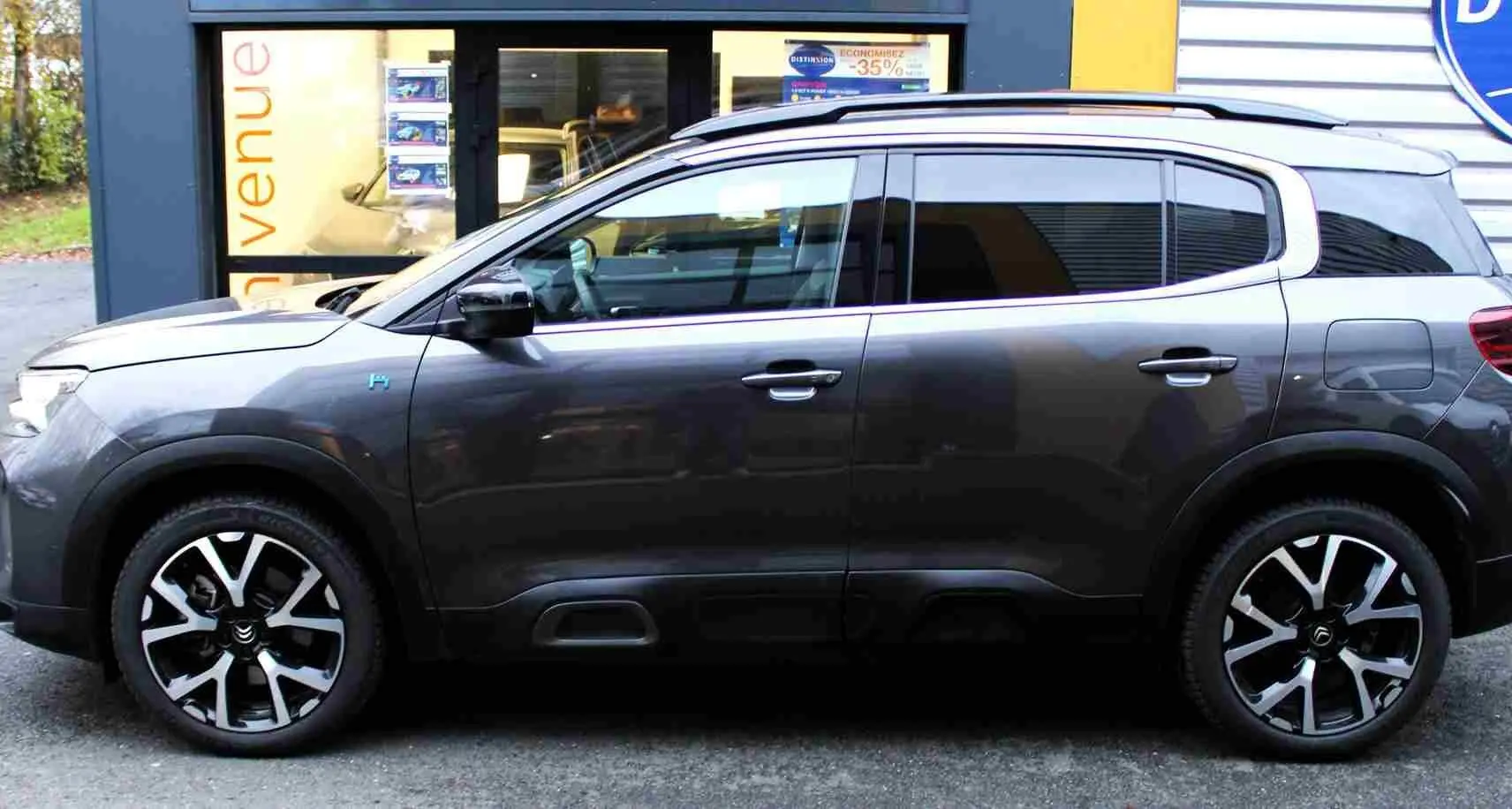 Vue de profil côté gauche d'un Citroën C5 Aircross gris platinium avec jantes alliage noires et détails chromés.
