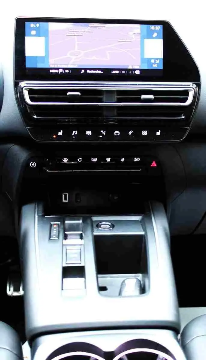 Vue intérieure du tableau de bord et console centrale du Citroën C5 Aircross gris platinium avec écran tactile et commandes modernes.