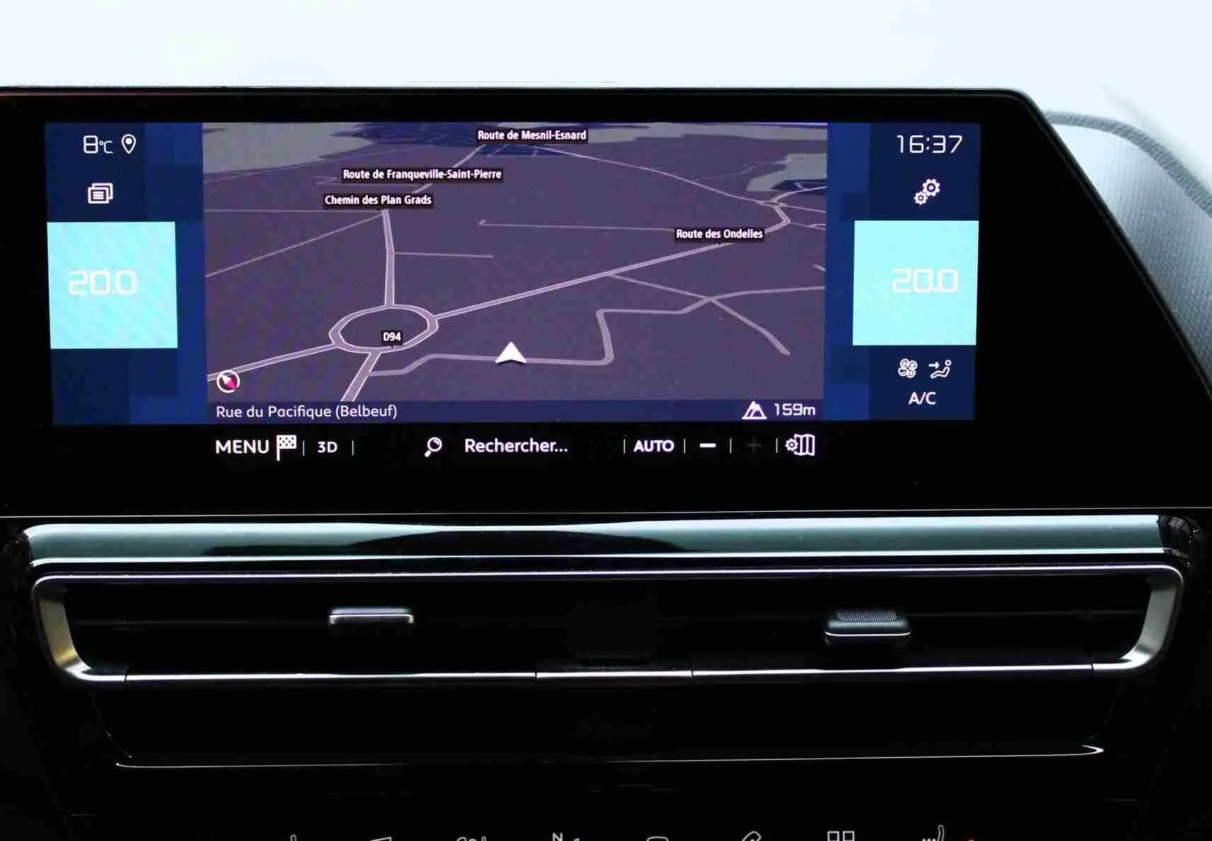 Écran central tactile du Citroën C5 Aircross hybride gris platinium, affichant la navigation et la climatisation à 20°C.