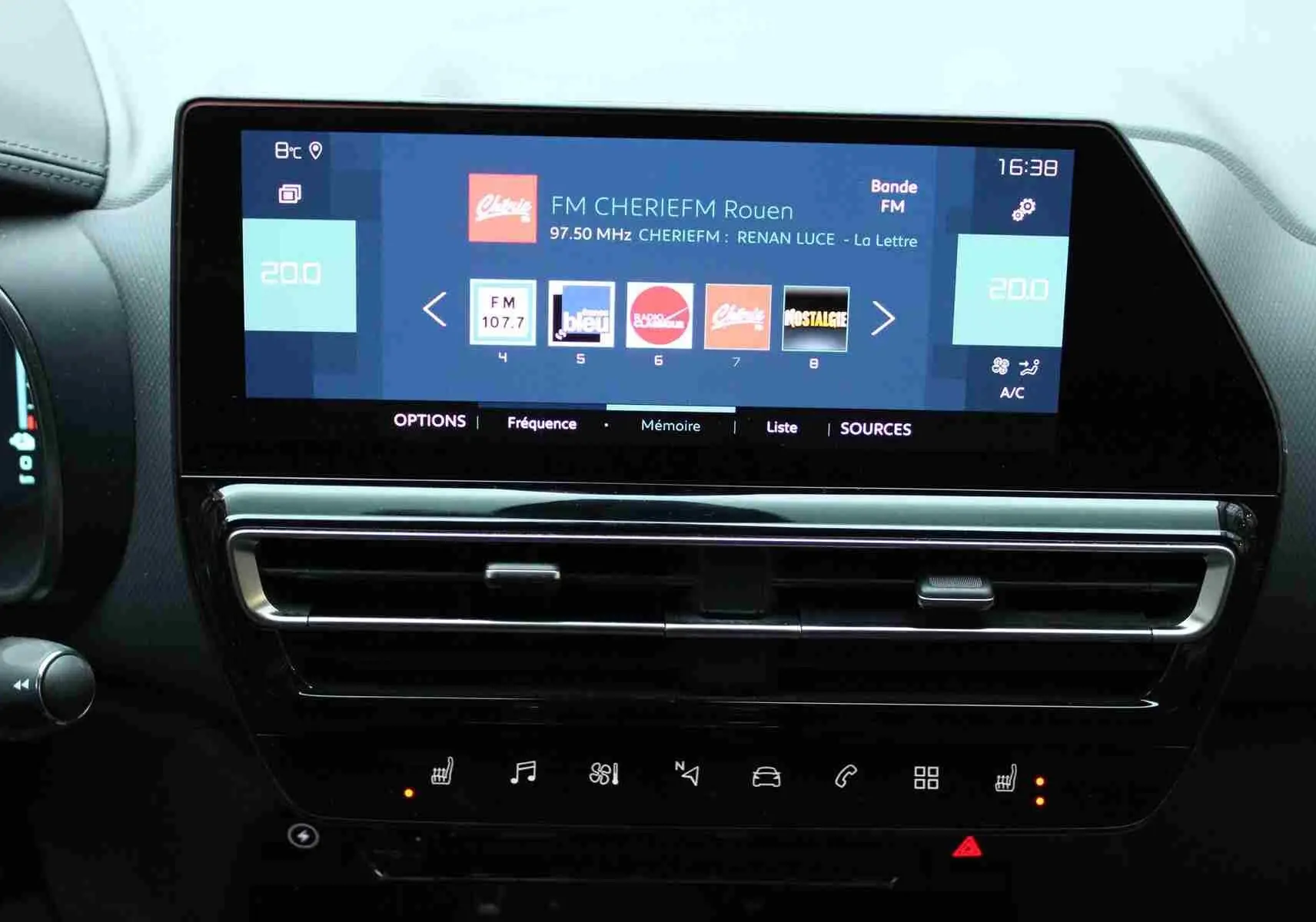 Vue rapprochée de l’écran tactile central du tableau de bord du Citroën C5 Aircross gris platinium, affichant la radio FM.