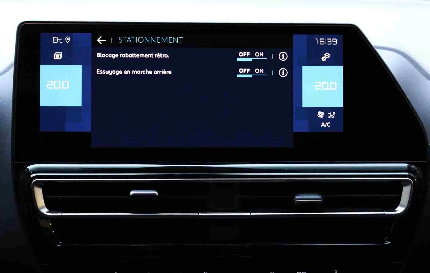 Écran tactile central du tableau de bord du Citroën C5 Aircross hybride, affichant les réglages de stationnement et climatisation.