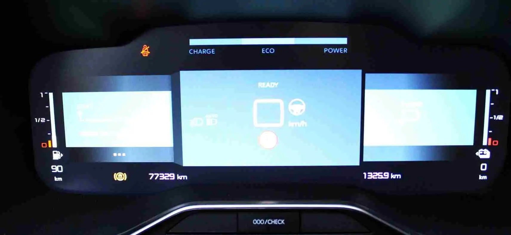 Tableau de bord numérique du Citroën C5 Aircross hybride, affichant l'autonomie, la vitesse et les modes de conduite.
