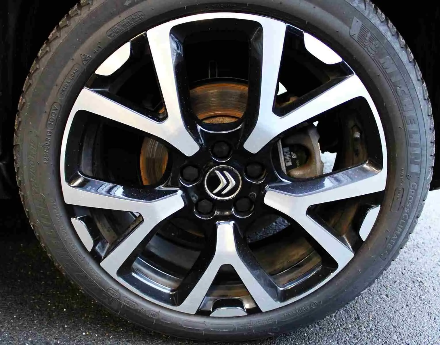 Gros plan sur la jante alliage bicolore noire et argentée du Citroën C5 Aircross gris platinium.