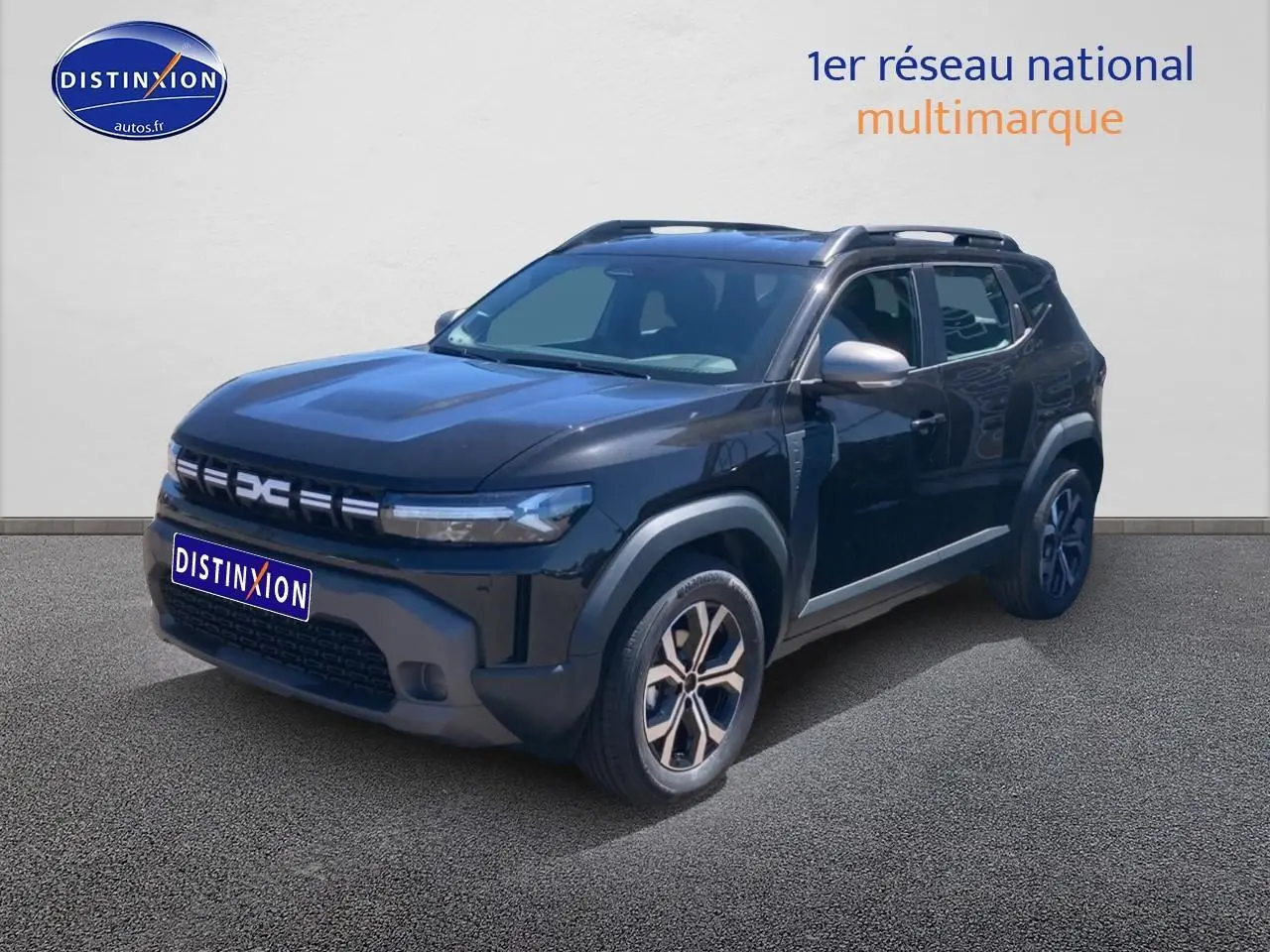 Vue 3/4 avant droite du Dacia Duster noir 2025 avec jantes alu et barres de toit visibles.