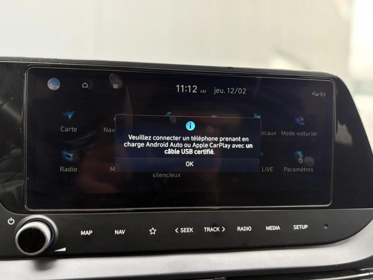 Écran tactile central de la Hyundai i20 2025 affichant un message de connexion Apple CarPlay et Android Auto.
