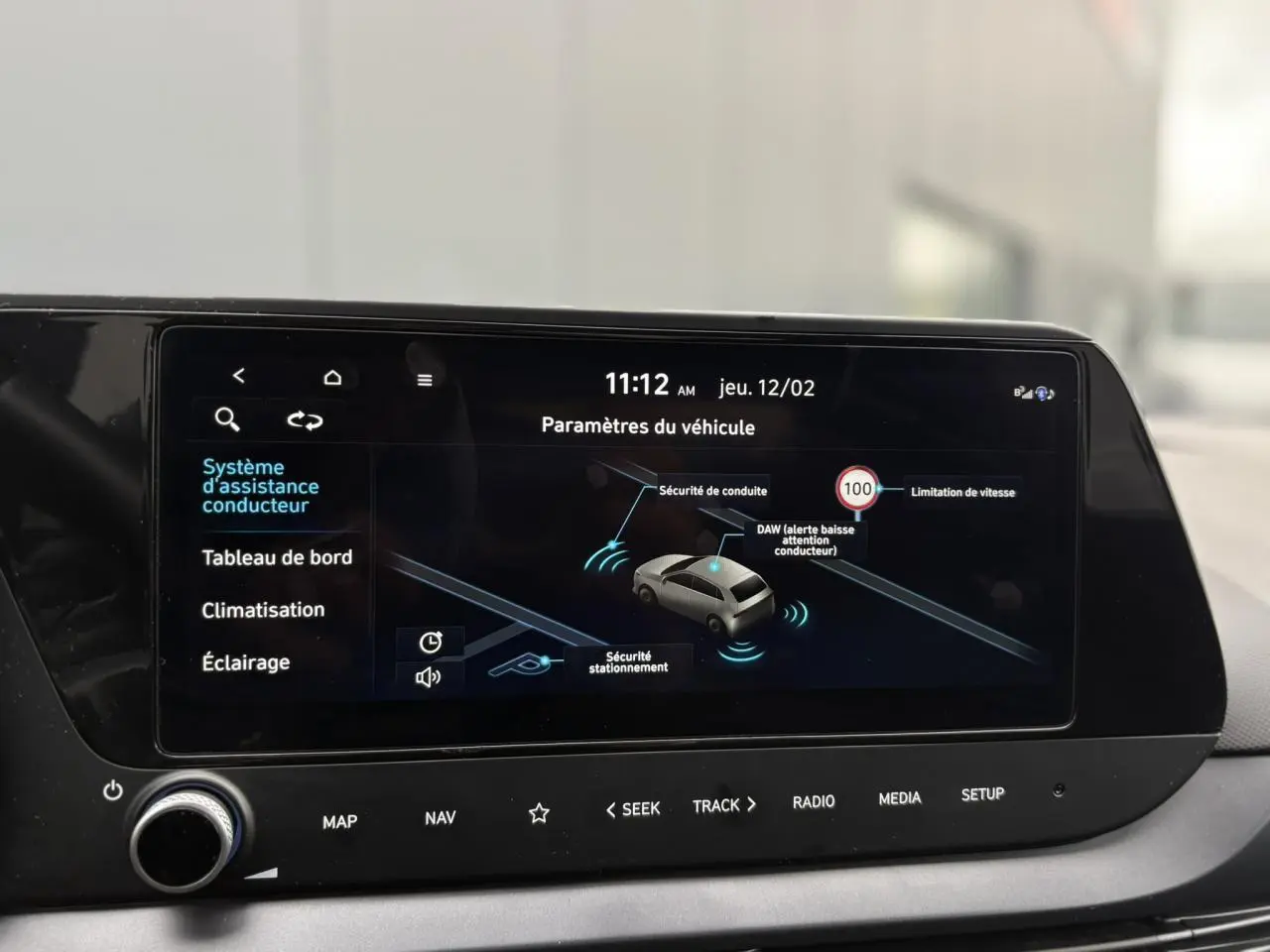 Écran tactile 10,25'' du tableau de bord de la Hyundai i20 gris Aurora, affichant les paramètres d'assistance conducteur.