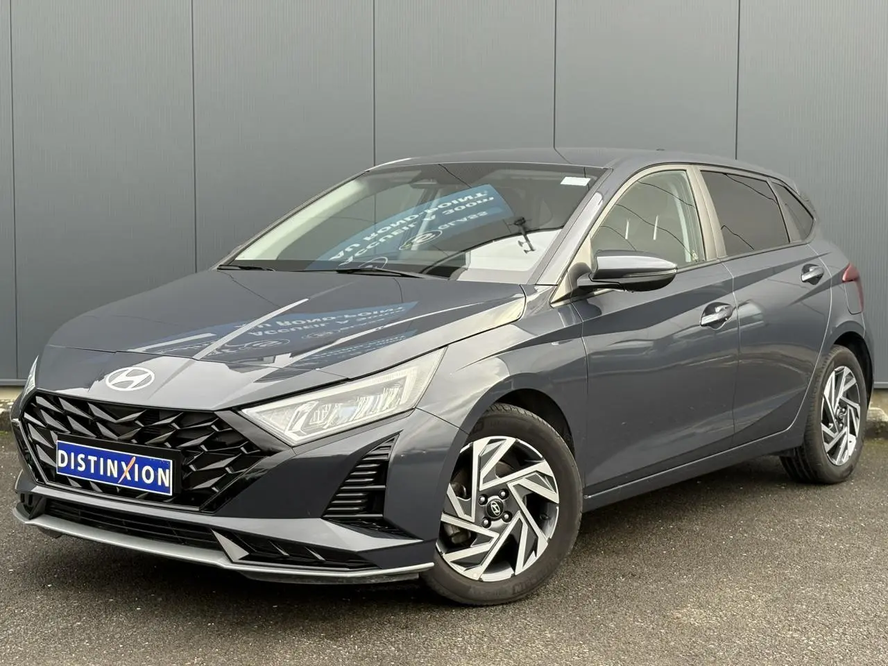 Hyundai i20 2025 gris Aurora Metal vue 3/4 avant droit avec jantes alliage et calandre noire distinctive.