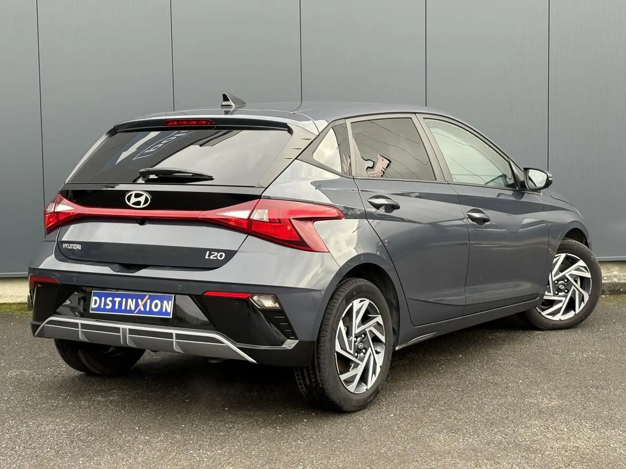 Vue 3/4 arrière droite d'une Hyundai i20 2025 gris Aurora métallisé avec jantes alliage 16 pouces diamantées.