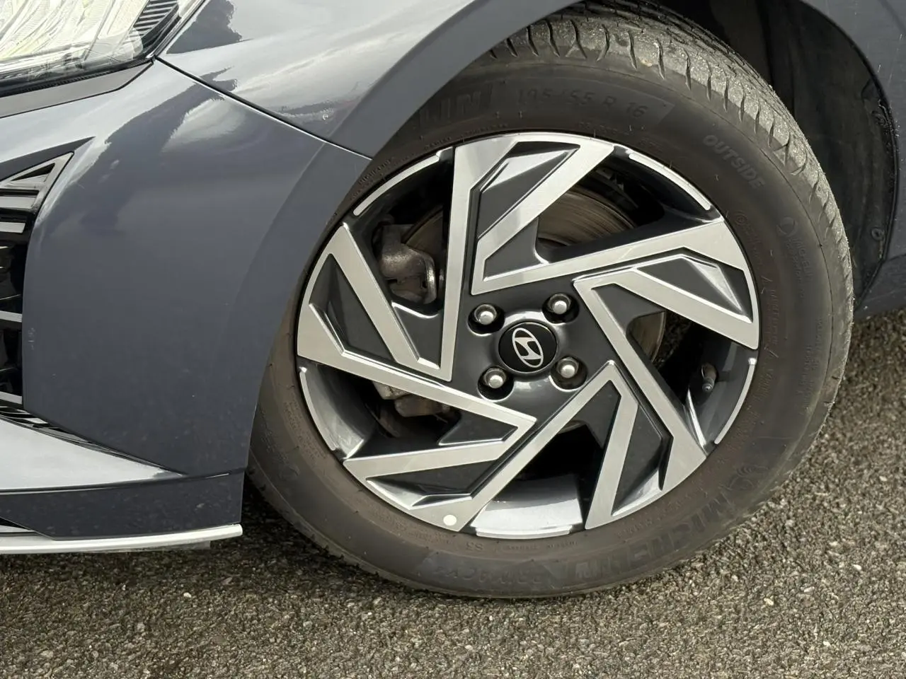 Gros plan sur la jante alliage 16'' diamantée côté avant droit d'une Hyundai i20 gris Aurora Metal.