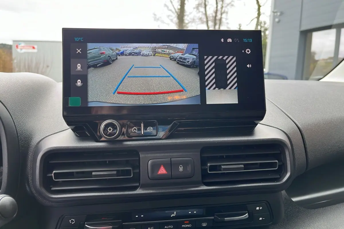 Vue intérieure du tableau de bord du Citroën Berlingo 2026 avec écran tactile affichant la caméra de recul.