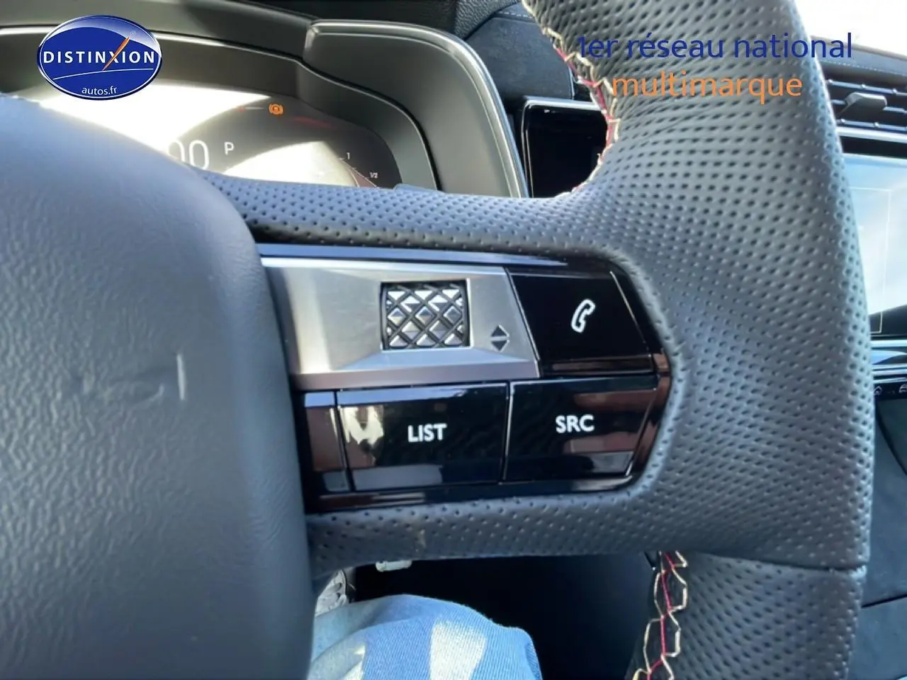 Gros plan sur les commandes au volant en cuir perforé du DS7 bleu, version 1.5 BlueHDi 130 Performance Line 2026.