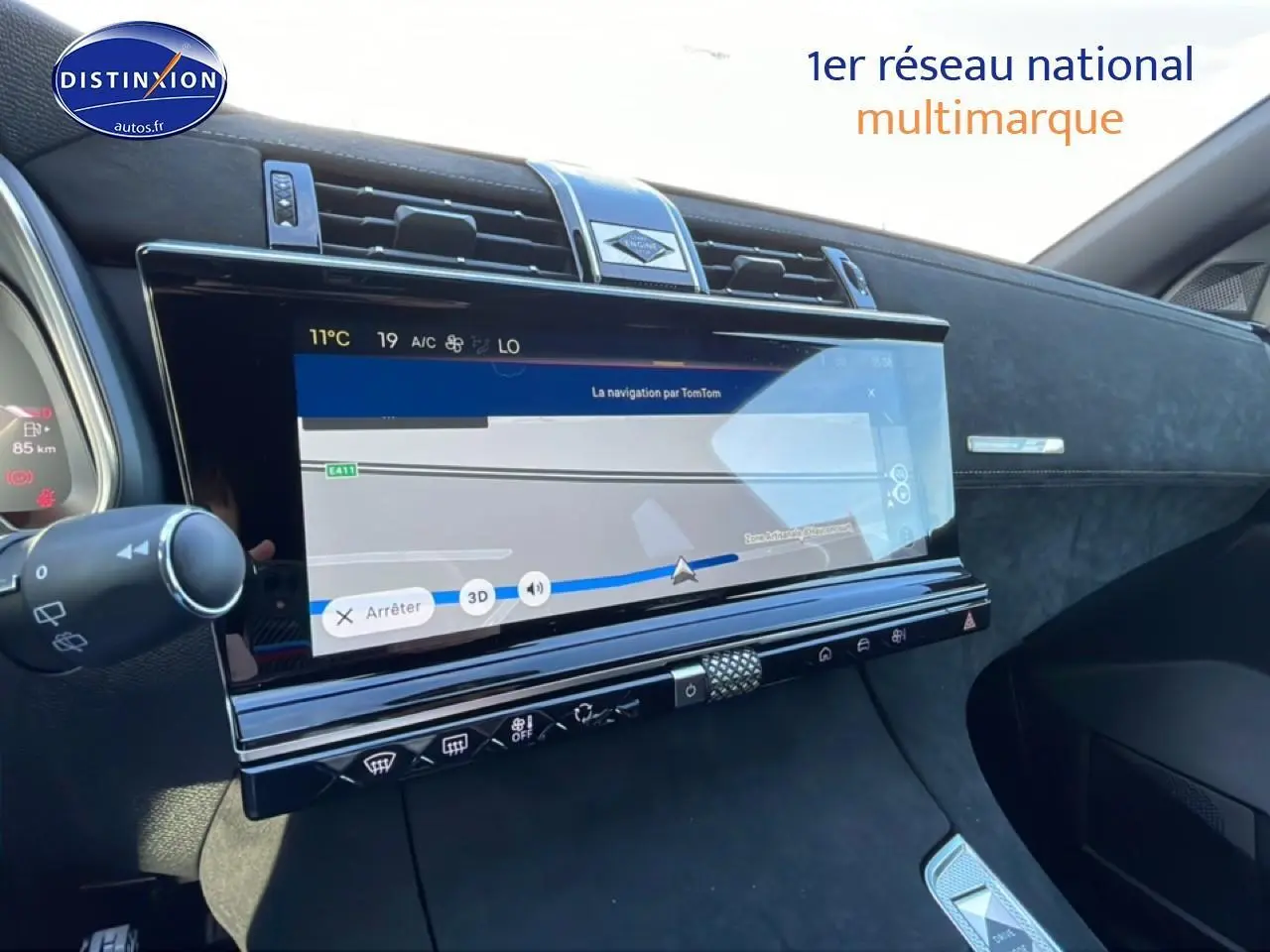 Vue intérieure du tableau de bord de la DS7 1.5 BlueHDi 130 bleu, avec écran tactile de navigation et finitions noires.