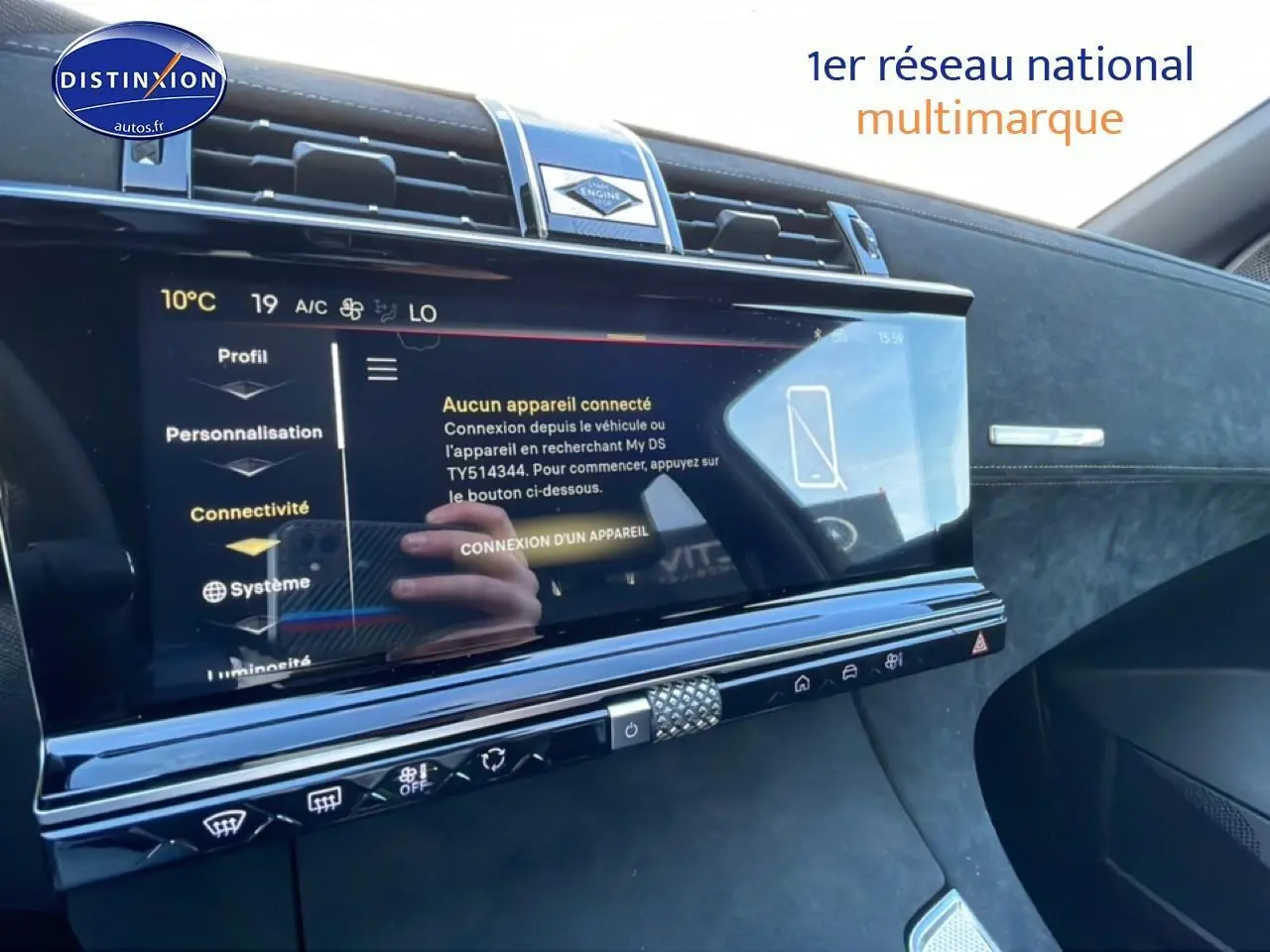 Vue intérieure du tableau de bord du DS7 2026 bleu, avec écran tactile multifonction et finitions en cuir noir.