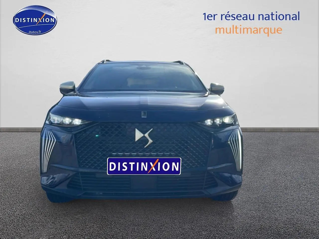 Vue frontale d’un DS7 bleu 2026 avec calandre distinctive et feux LED verticaux marquants.