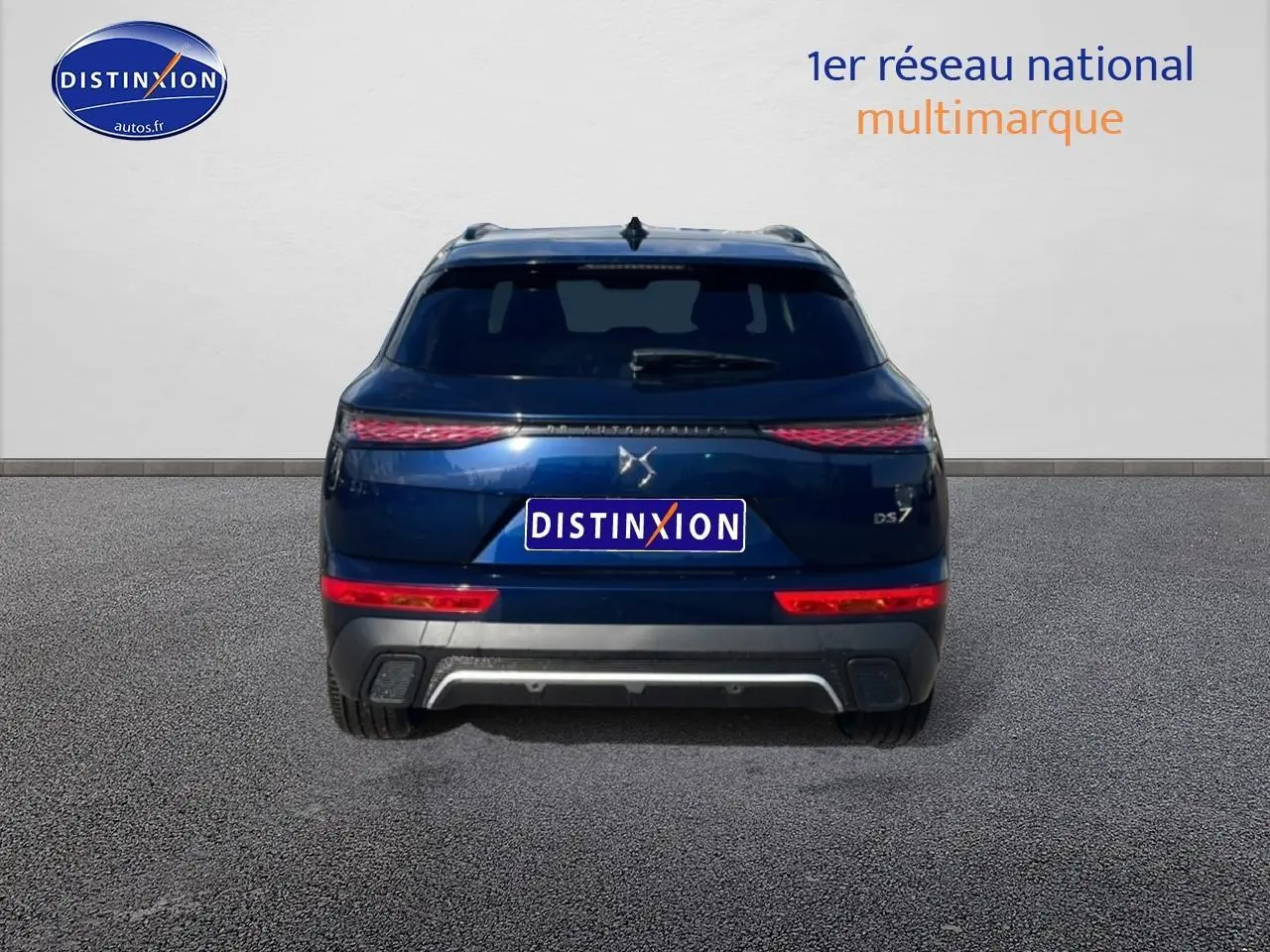 Vue arrière d'un DS7 bleu 2026 avec feux LED étirés et double sortie d'échappement intégrée au pare-chocs.