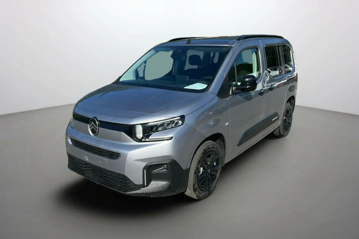 Citroën Berlingo BlueHDi 130 gris Artense vu en 3/4 avant droit avec jantes noires et barres de toit.