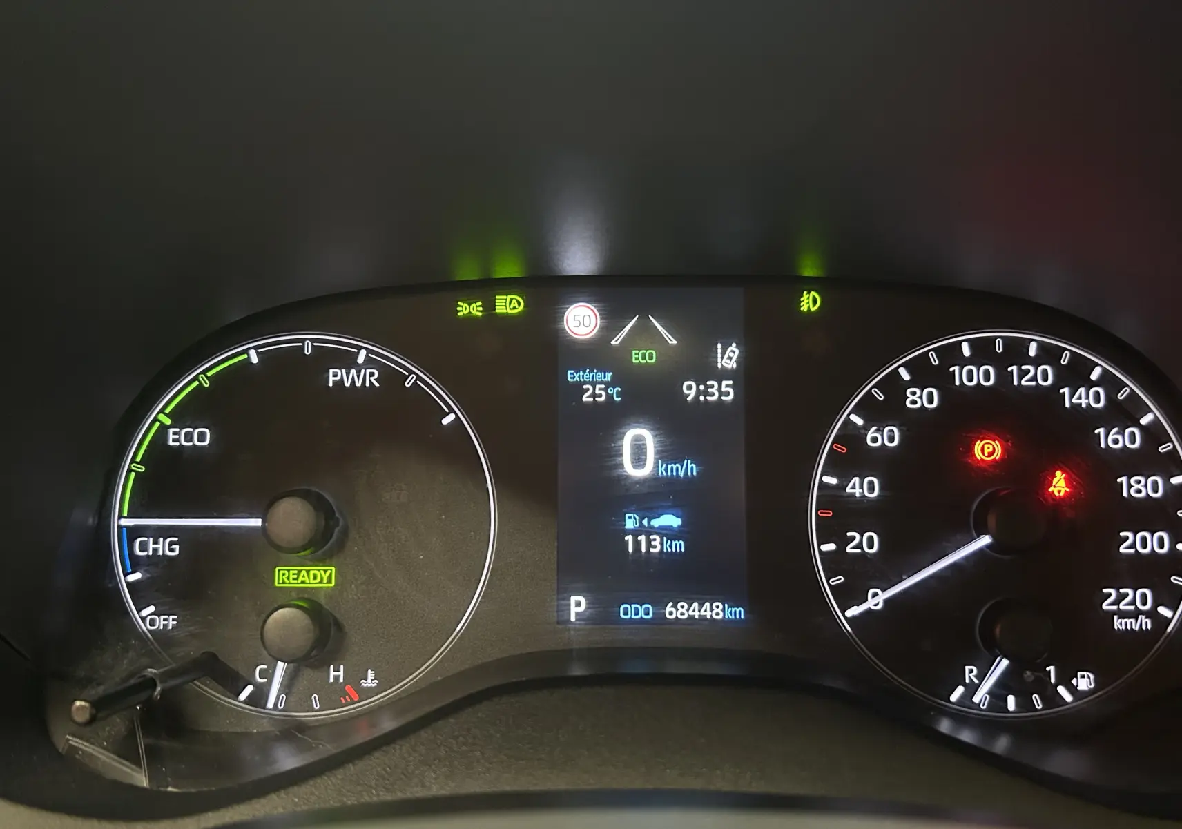 Tableau de bord numérique de Toyota Yaris hybride 2021, affichage vitesse à 0 km/h et indicateurs ECO allumés.