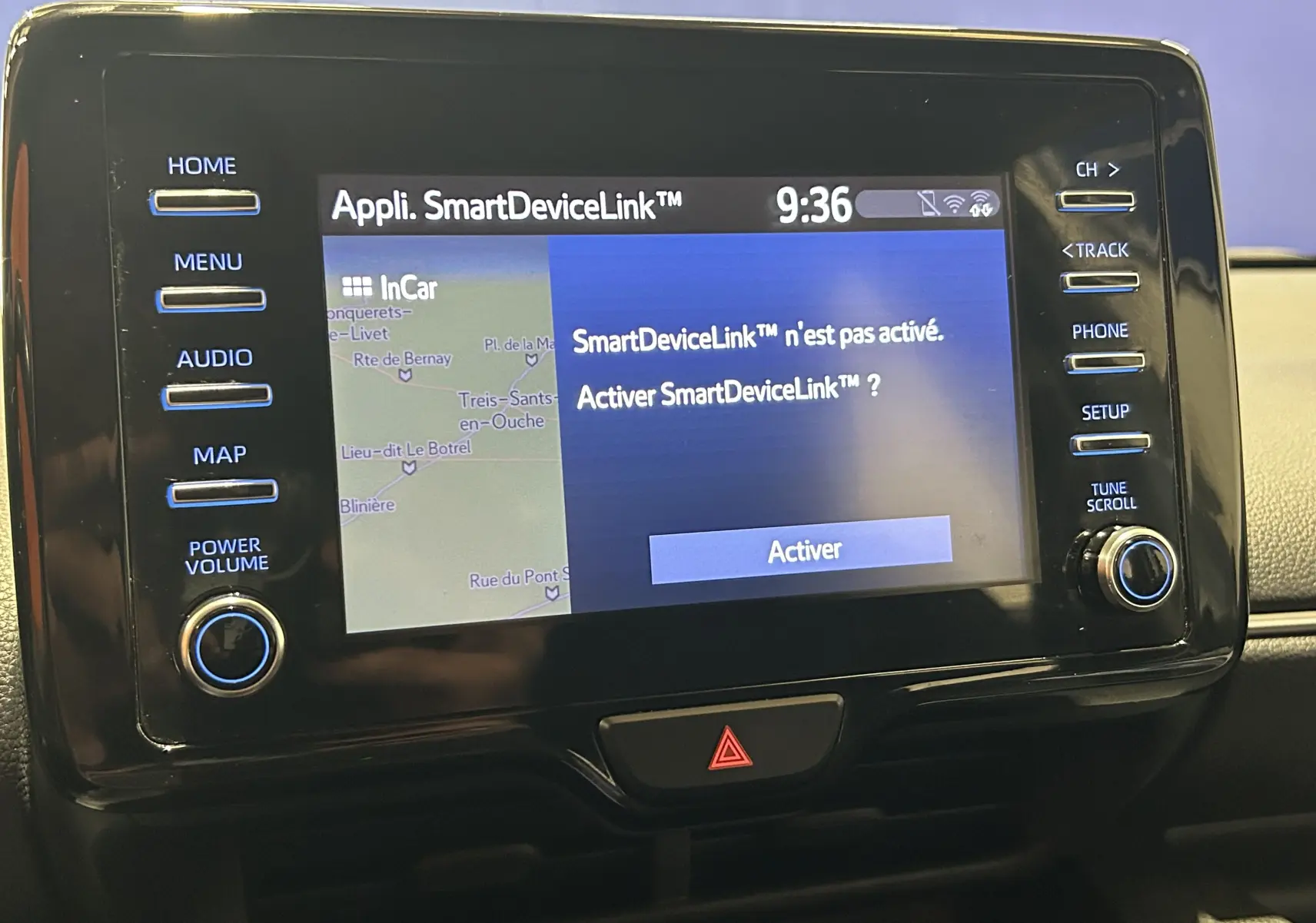 Écran tactile central de la Toyota Yaris 116h blanc 2021 affichant le menu SmartDeviceLink non activé.