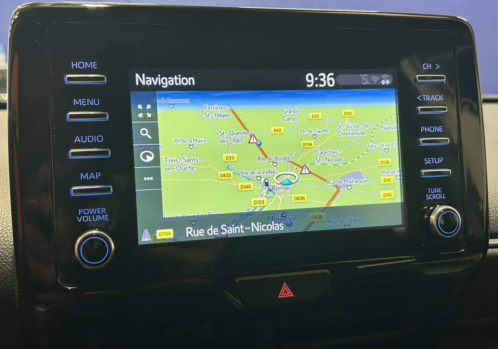 Écran tactile du GPS de la Toyota Yaris blanche 2021 affichant une carte de navigation en intérieur.