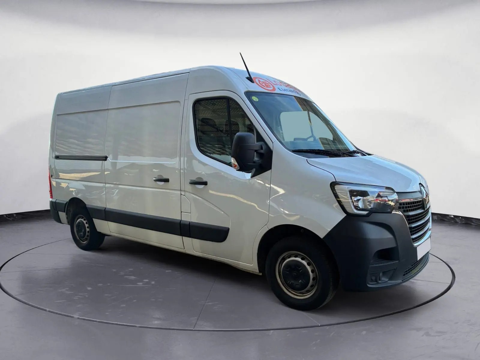 Renault Master blanc en vue 3/4 avant droit, fourgon utilitaire avec pare-chocs noirs et toit haut L2H2.
