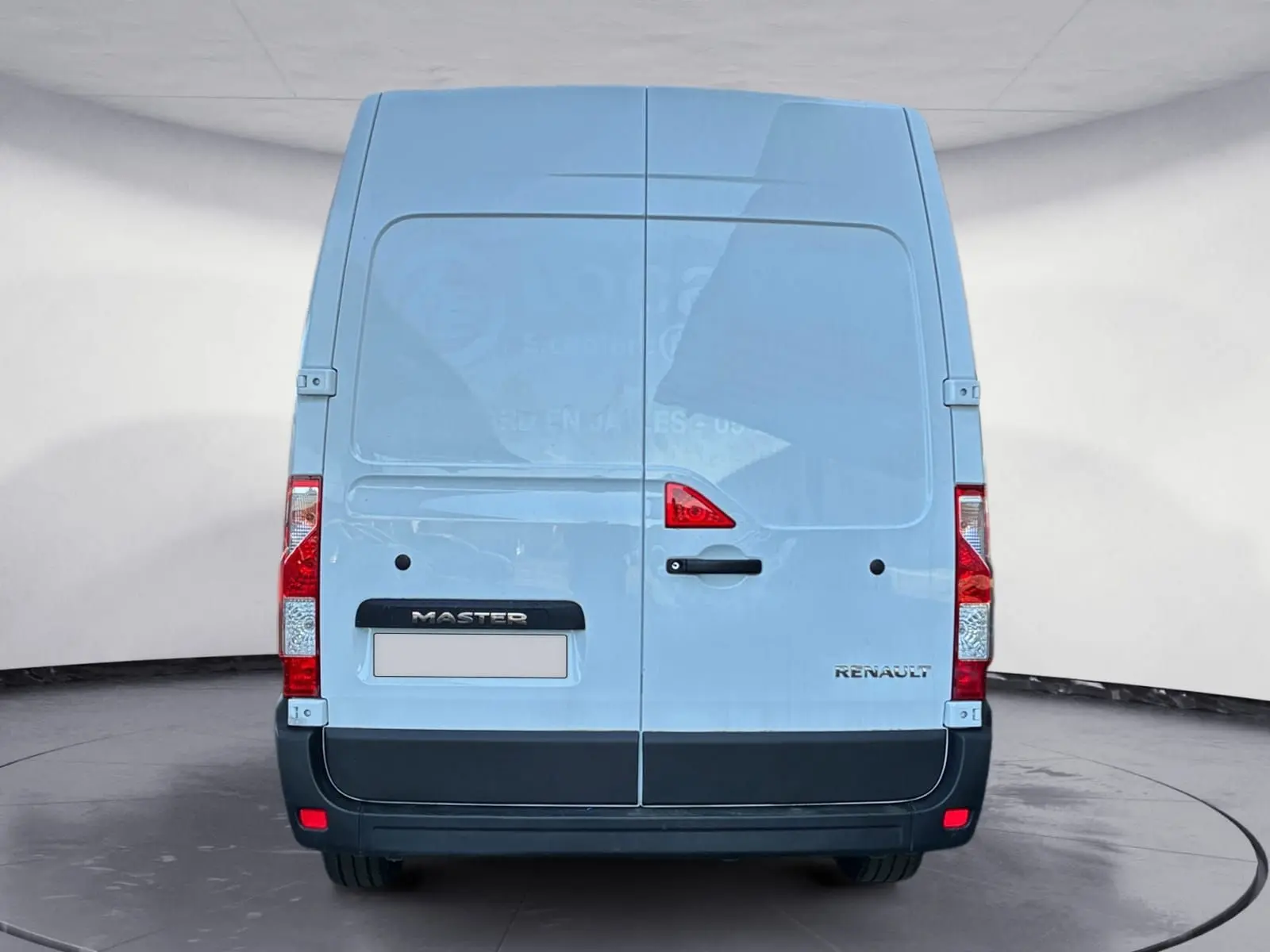 Vue arrière du Renault Master blanc L2H2 avec portes battantes et feux rouges verticaux distinctifs.