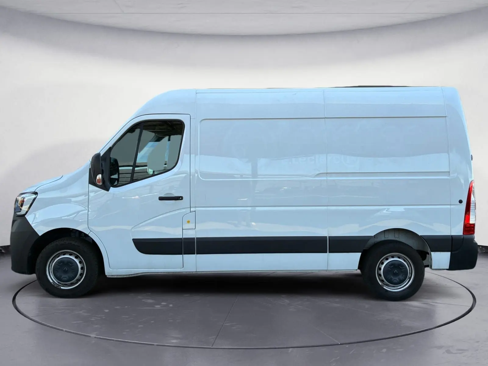 Vue latérale gauche d’un Renault Master blanc L2H2 2024 avec porte coulissante et jantes acier noires.
